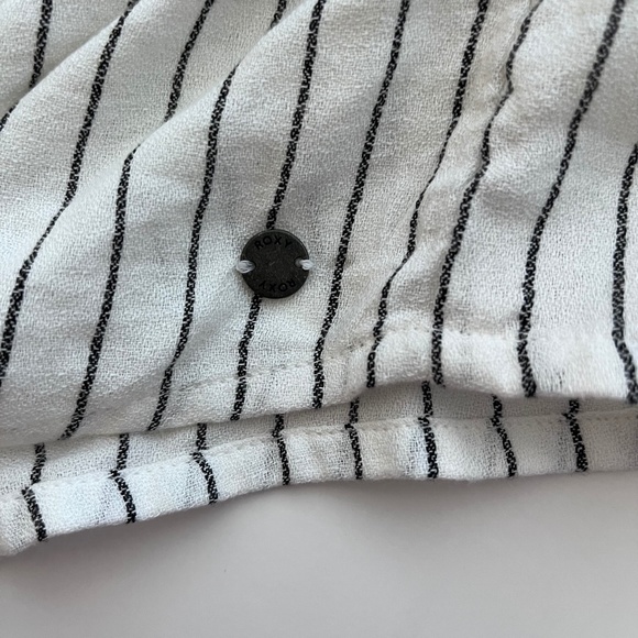 NWT - Roxy V-Neck Short Sleeve Button Front Shirt - Size M - Picture 4 of 8